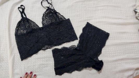 Lingerie Calcinha e Sutiã de Renda Preta Usada