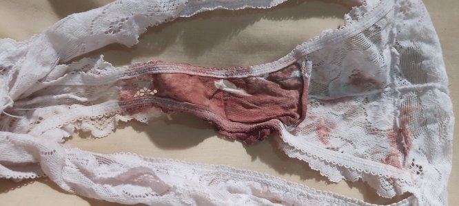Calcinha de renda branca usada suja de menstruação