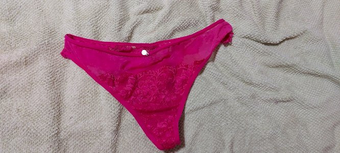 Calcinha de renda rosa bem usada