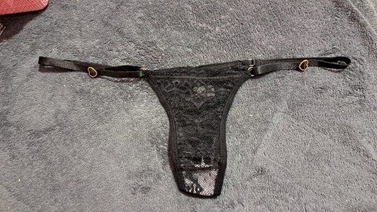 Calcinha de Renda Preta Embalagem Discreta