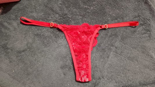 Calcinha usada de renda vermelha embalagem discreta