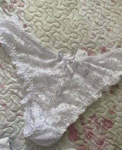 Calcinha branca de renda 