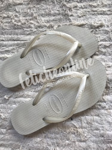 Chinelo Havaianas branca com meu cheirinho