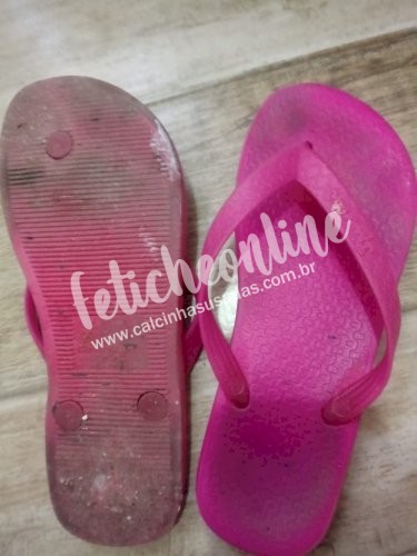 Par de chinelos Chinelo feminino com marca dos pés de tão usados com chulézinho forte e solinhas para limpar usado diariamente numero 35 