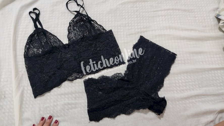 Lingerie Calcinha e Sutiã de Renda Preta Usada