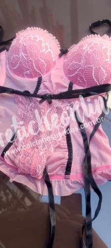 Conjunto usado rosa e preto, com renda