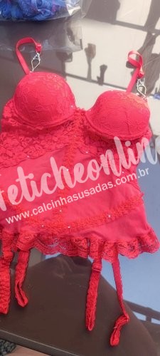 Corselete vermelho de renda