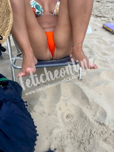 Meu biquíni laranja pegando sol — e seu desejo queimando junto.