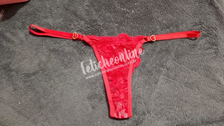 Calcinha usada de renda vermelha embalagem discreta